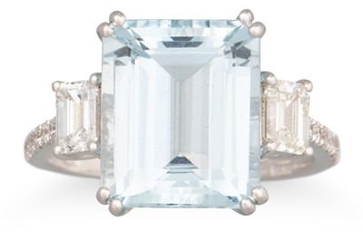 Lot 125 - AN AQUAMARINE AND DIAMOND RING, the...