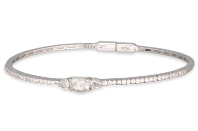 Lot 128 - A DIAMOND SET FLEXIBLE BANGLE, the central...