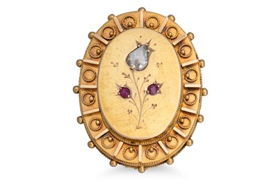 Lot 136 - AN ANTIQUE YELLOW GOLD PLAQUE BROOCH, set with...