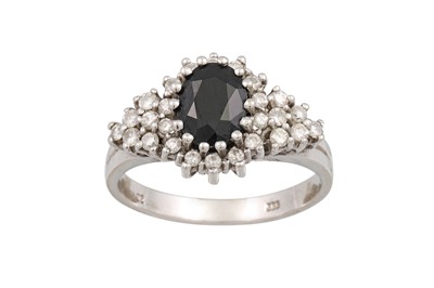 Lot 184 - A DIAMOND AND SAPPHIRE CLUSTER RING, the oval...