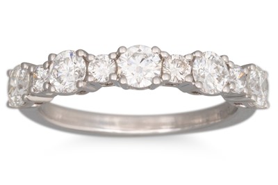 Lot 256 - A DIAMOND RING, set with alternating sized...