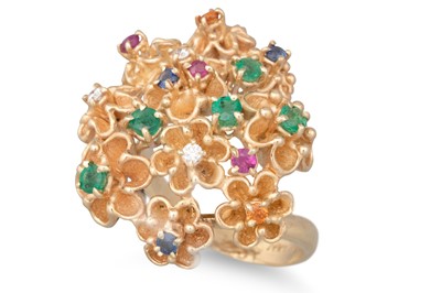 Lot 280 - A SAPPHIRE, EMERALD AND RUBY RING, of abstract...