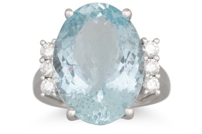 Lot 282 - AN OVAL AQUAMARINE RING, to diamond shoulders,...
