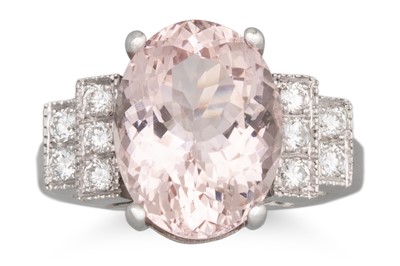 Lot 284 - AN OVAL MORGANITE RING, to stepped diamond...