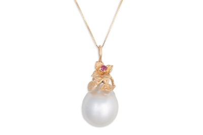 Lot 287 - A SOUTH SEA PEARL PENDANT, in 14ct yellow gold,...