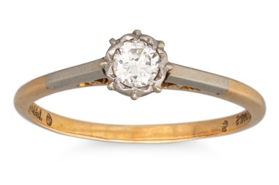 Lot 235 - A VINTAGE DIAMOND SOLITAIRE RING, the illusion...