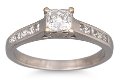 Lot 95 - A PRINCESS CUT DIAMOND SOLITAIRE RING, the...