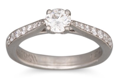 Lot 96 - A DIAMOND SOLITAIRE RING, the round brilliant...