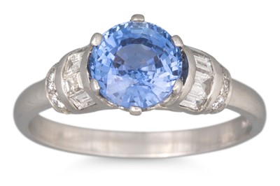 Lot 121 - A SAPPHIRE AND DIAMOND RING, the central round...