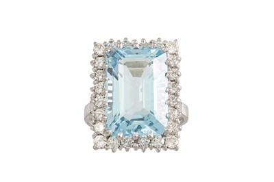 Lot 428 - AN AQUAMARINE AND DIAMOND CLUSTER RING, the...