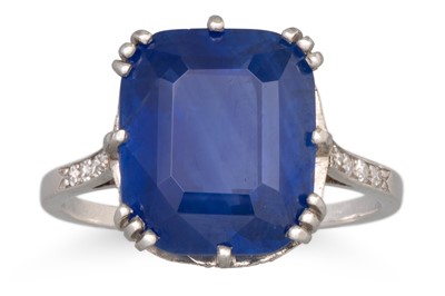Lot 317 - AN EDWARDIAN SAPPHIRE RING, the cushion cut...