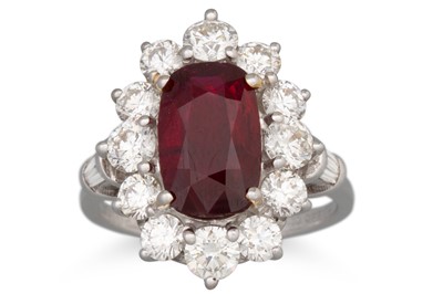 Lot 318 - A RUBY AND DIAMOND CLUSTER RING, the oval ruby...