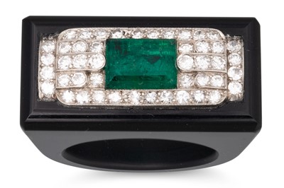 Lot 338 - AN ONYX, DIAMOND AND EMERALD RING, the carved...