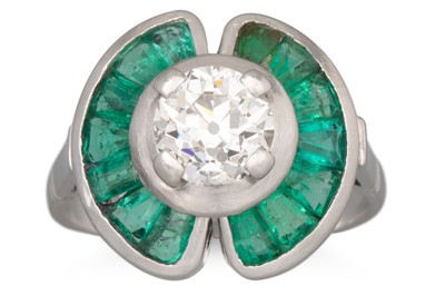 Lot 339 - A LATE ART DECO DIAMOND AND EMERALD CLUSTER...