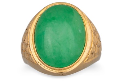Lot 340 - A CABOCHON JADE RING, mounted in 22ct yellow...