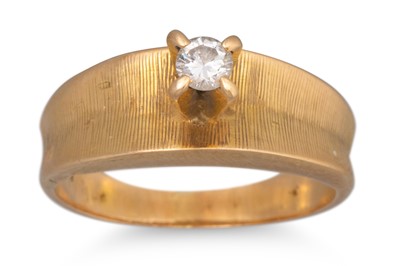 Lot 137 - A VINTAGE DIAMOND RING, textured 18ct gold...