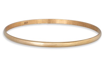 Lot 320 - A 9CT YELLOW GOLD BANGLE,  10 g.