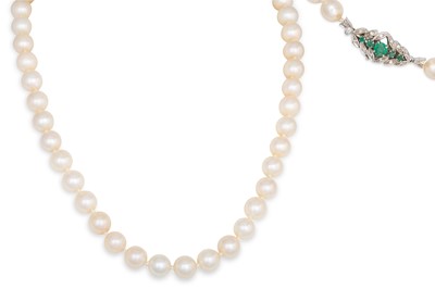 Lot 333 - A SET OF CULTURED PEARLS, to a 18ct emerald...