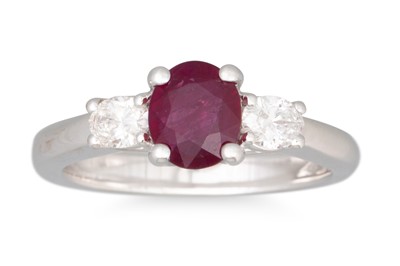 Lot 261 - A RUBY AND DIAMOND THREE STONE RING, the oval...