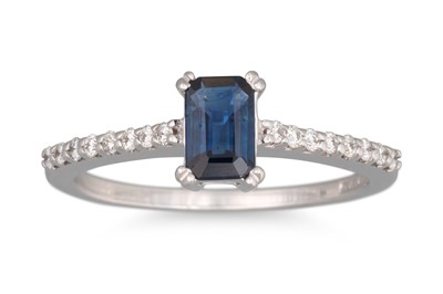 Lot 266 - A SAPPHIRE AND DIAMOND RING, the rectangular...