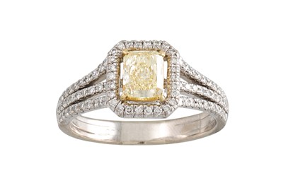Lot 431 - A FANCY YELLOW DIAMOND RING, the rectangular...