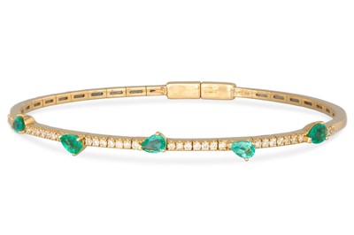 Lot 293 - AN EMERALD AND DIAMOND SET BANGLE, the pear...
