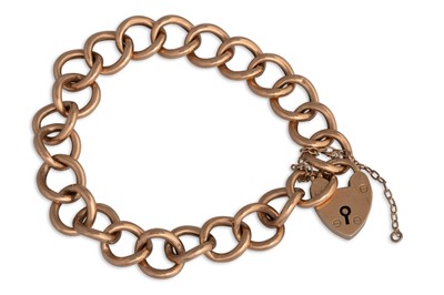 Lot 16 - AN ANTIQUE 9CT GOLD CURB LINK BRACELET,...