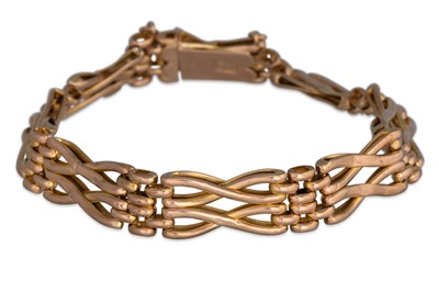 Lot 23 - A 9CT GOLD ANTIQUE GATE BRACELET, with safety...