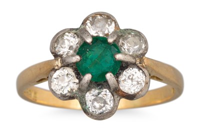 Lot 26 - AN ANTIQUE EMERALD AND DIAMOND DAISY CLUSTER...