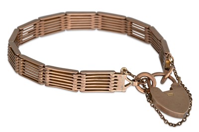 Lot 59 - AN ANTIQUE GOLD GATE BRACELET, with padlock...