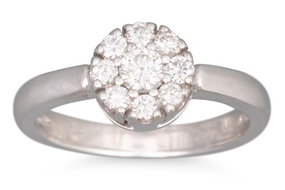 Lot 194 - A DIAMOND CLUSTER RING, the brilliant cut...