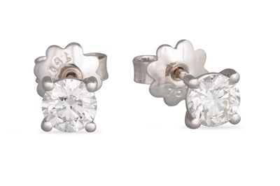 Lot 252 - A PAIR OF DIAMOND STUD EARRINGS, the brilliant...