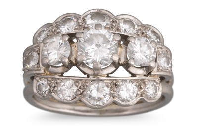 Lot 253 - A VINTAGE DIAMOND CLUSTER RING, the brilliant...