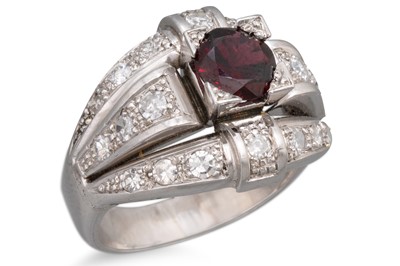 Lot 255 - A VINTAGE GARNET AND DIAMOND CLUSTER RING,...