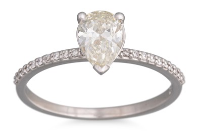 Lot 257 - A DIAMOND SOLITAIRE RING, pear shaped diamond...