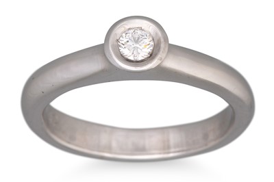 Lot 183 - A DIAMOND SOLITAIRE RING, the bezel set...