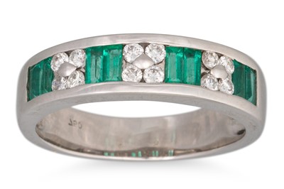 Lot 190 - AN EMERALD AND DIAMOND BAND RING, the baguette...