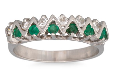 Lot 213 - AN EMERALD AND DIAMOND BAND RING, of zigzag...