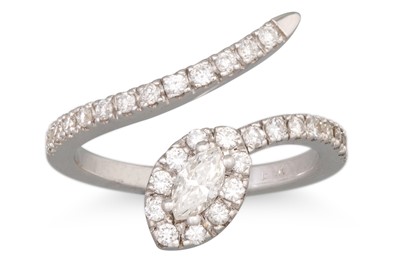 Lot 102 - A DIAMOND AND CROSS OVER RING, in the form of...