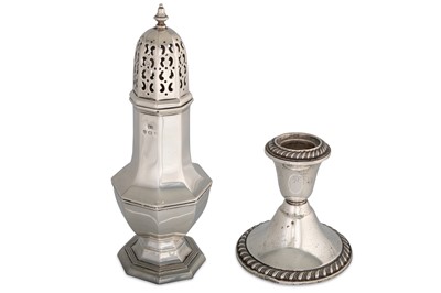 Lot 411 - AN EARLY 20TH CENTURY GEORGE V SUGAR SHAKER,...