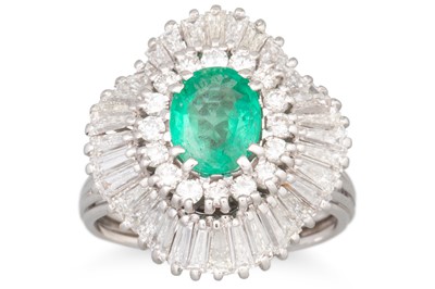 Lot 346 - AN EMERALD AND DIAMOND 'BALLERINA' CLUSTER...