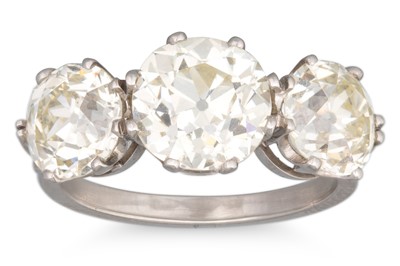 Lot 347 - A VINTAGE DIAMOND THREE STONE RING, the...