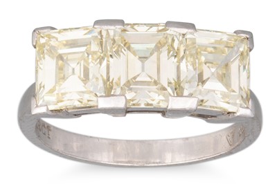 Lot 348 - A DIAMOND THREE STONE RING, the carre (step...
