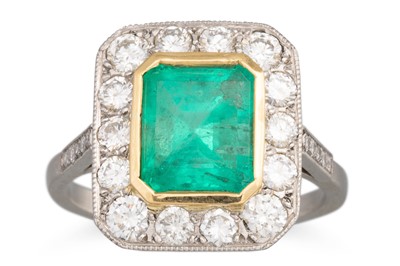 Lot 349 - AN EMERALD AND DIAMOND CLUSTER RING, the...