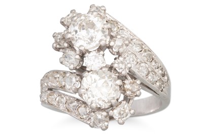 Lot 350 - A VINTAGE DIAMOND CLUSTER RING, the old cut...