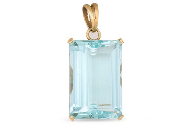 Lot 351 - A LARGE AQUAMARINE PENDANT, the rectangular...
