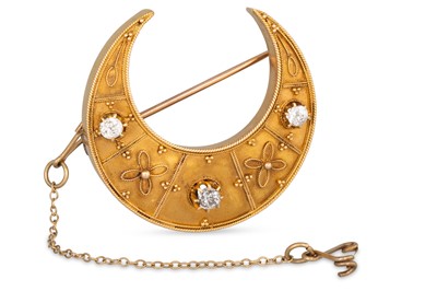 Lot 314 - A DIAMOND SET CRESCENT SHAPED BROOCH, with...