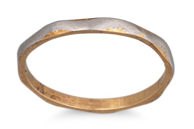 Lot 276 - A 22CT GOLD AND PLATINUM BAND, size P