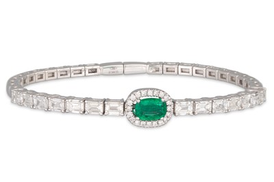 Lot 106 - AN EMERALD AND DIAMOND BANGLE BRACELET, the...