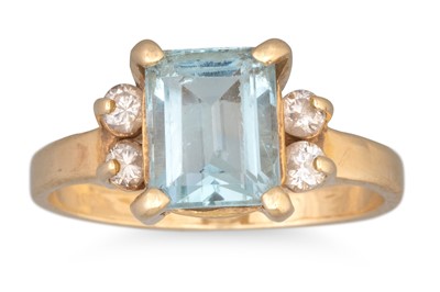 Lot 237 - AN AQUAMARINE SINGLE STONE RING, to diamond...